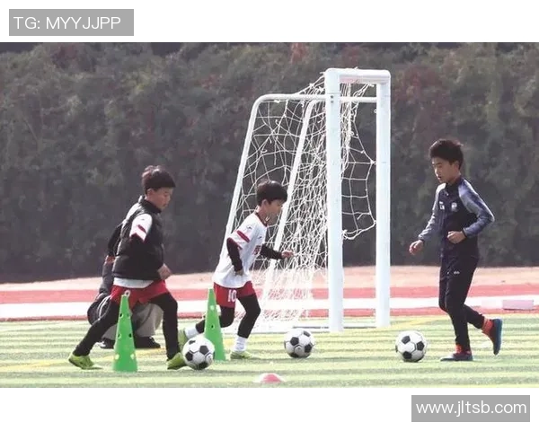 足球生冬训之路：锤炼技艺与意志的寒冷挑战与成长